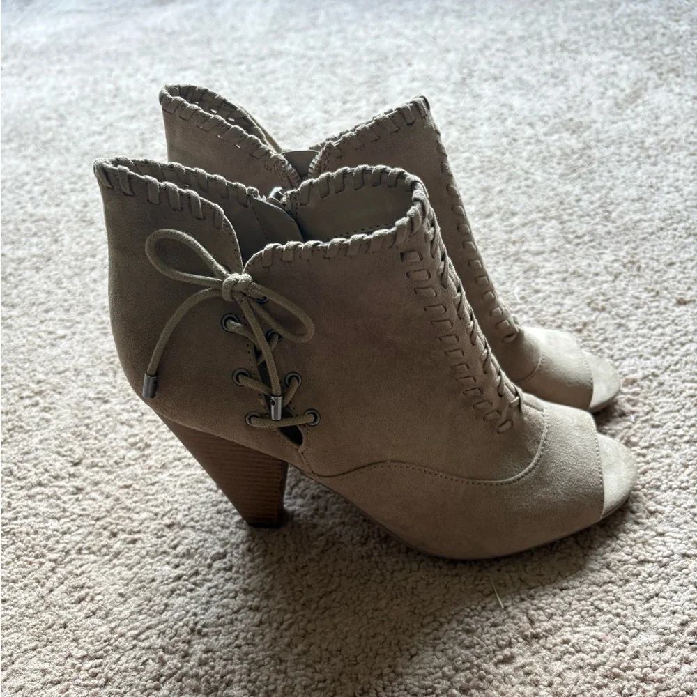 Womens Indigo Rd. Finn Peep-Toe Ankle Booties, Medium Natural. Size 8.5. - Picture 5 of 5